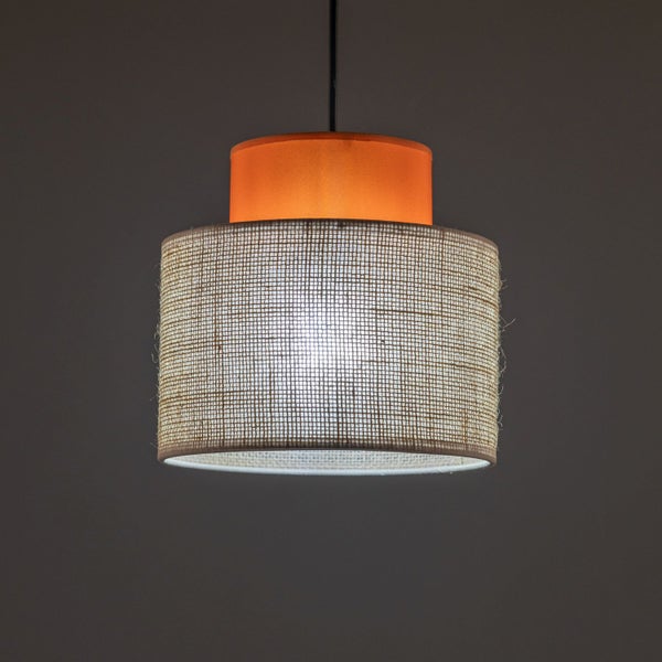 Hängelampe mit Stoffschirm und dekorativem Design