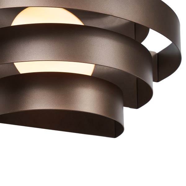 Nahaufnahme einer braunen Deckenleuchte mit spiralförmigem Design und integrierten Leuchtmitteln.