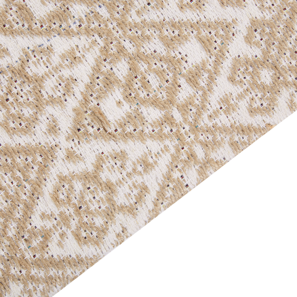 Nahaufnahme eines gewebten Teppichs mit geometrischem Rautenmuster aus Jute und Naturfasern.