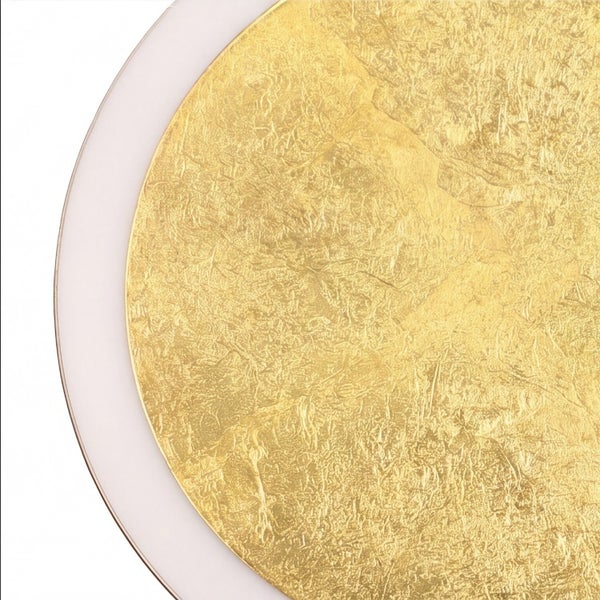 Nahaufnahme einer runden Leuchte mit strukturierter Oberfläche in Blattgold-Optik und weißem Außenring.