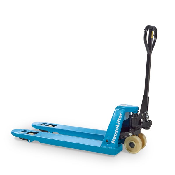 Manueller Hubwagen von HanseLifter, blau, zum Transportieren von Paletten in Lagern und Industrieumgebungen.