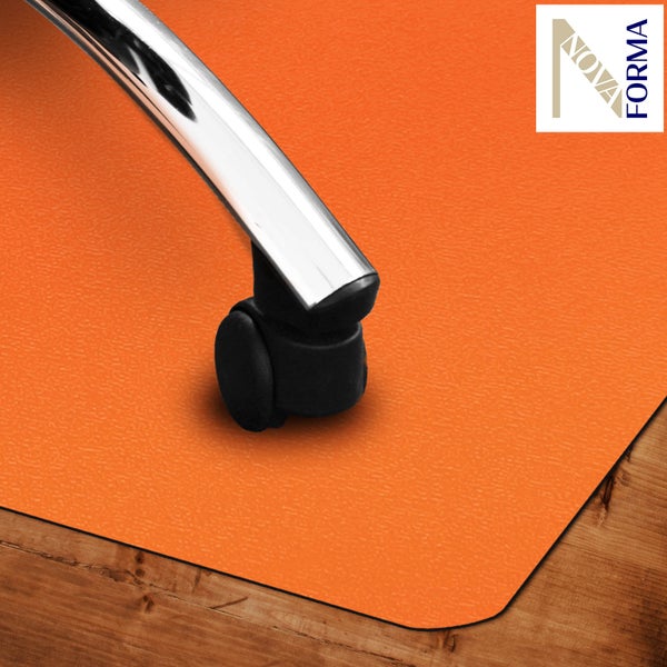 Bodenschutzmatte mit Schreibtischstuhlrolle auf Holzboden. Nova Forma Logo.