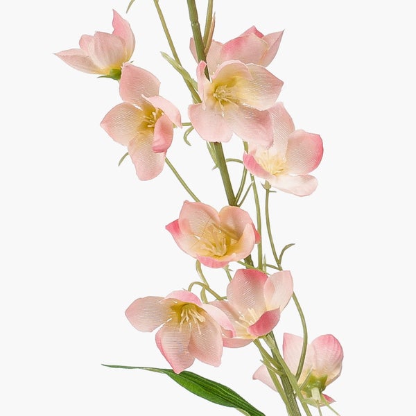 Künstlicher Farnzweig mit mehreren grünen Wedeln aus Kunststoff.