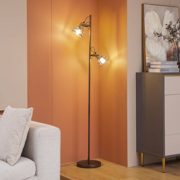 Stehlampe mit zwei Strahlern im Wohnzimmer neben Sofa und Kommode