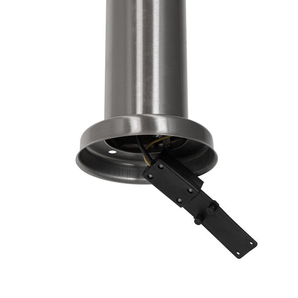 Nahaufnahme vom Sockel einer Außenleuchte aus gebürstetem Edelstahl mit schwarzer Anschlussklemme.