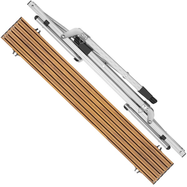 Zusammengeklappter Campingtisch mit Aluminiumgestell und Rolltischplatte aus Holzlamellen.
