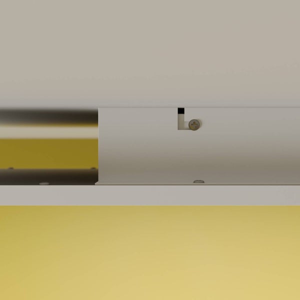 Detailaufnahme einer weißen Halterung mit einer Kreuzschlitzschraube in einer L-förmigen Aussparung zur Justierung.