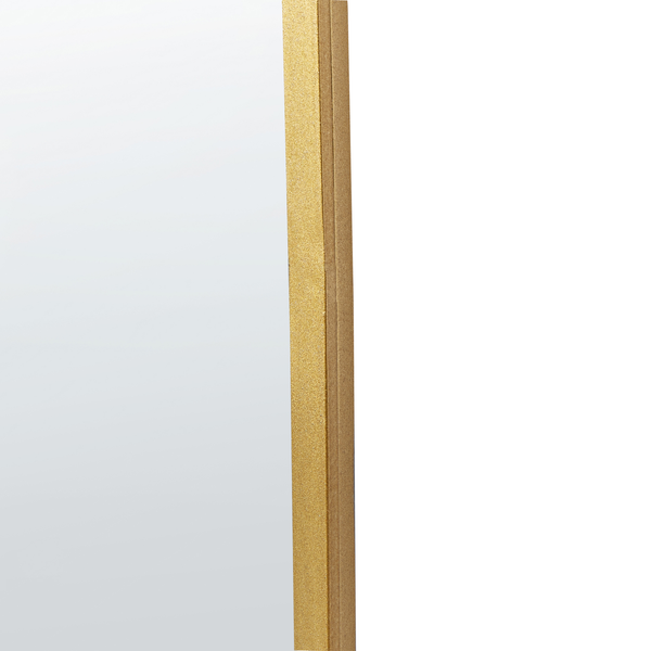 Detailaufnahme eines Spiegels mit einem strukturierten Rahmen in Goldoptik.