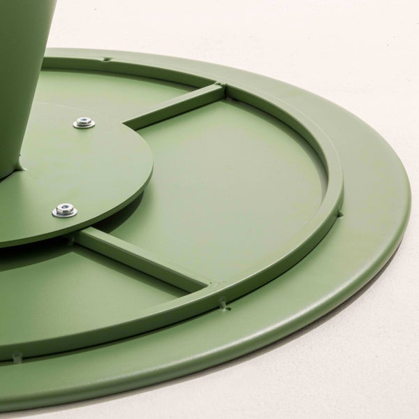 Detailansicht eines runden, grünen Metall-Tischfußes mit Verstrebungen und Schraubverbindungen.