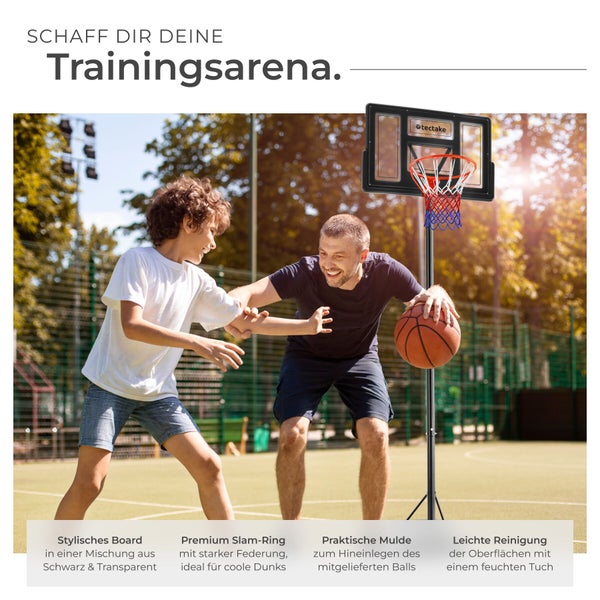 Mobiler Basketballkorb von tectake auf einem hellen Sportplatz. Ein Mann und ein Kind spielen Basketball. Transparentes Backboard mit tectake Logo.