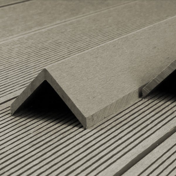 Winkelprofil aus Holz-Kunststoff-Verbundwerkstoff für Terrassendielen zur Kantenabdeckung.