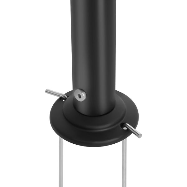 Detailaufnahme eines schwarzen Pfostensockels aus Metall mit Inbusschraube und Metallstiften zur Befestigung.