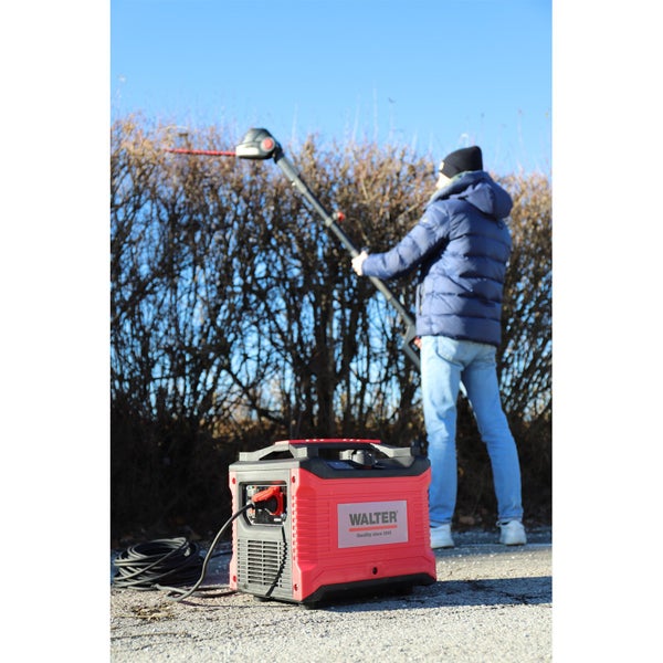 Walter Stromerzeuger im Einsatz mit Heckenschere zum Heckenschneiden