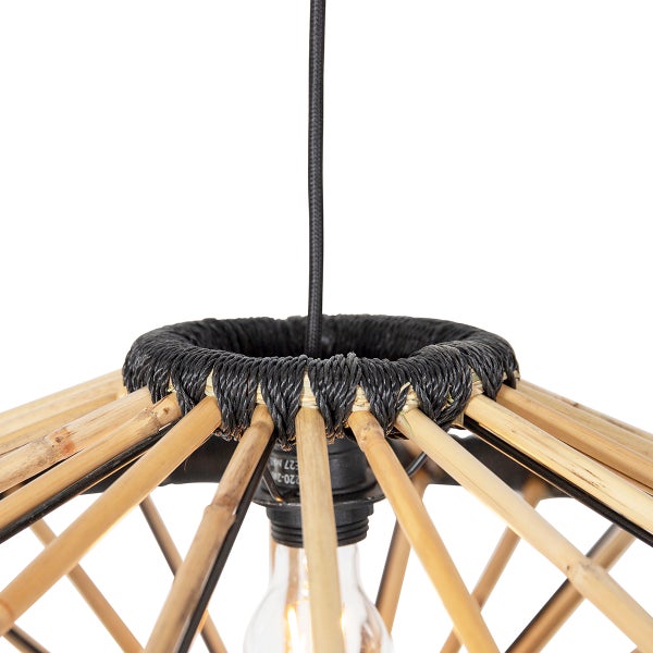 Detailansicht einer Hängeleuchte aus Bambus