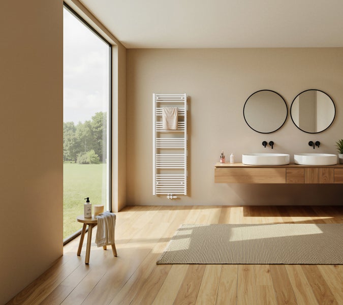 Modernes Badezimmer mit Doppelwaschtisch, zwei runden Spiegeln, weißem Handtuchheizkörper, Holzboden und bodentiefem Fenster.