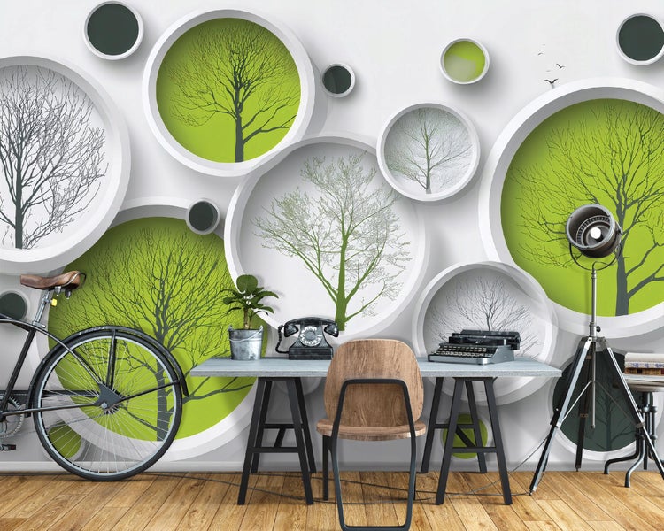 Dekoratives Zimmer mit Fahrrad, Schreibtisch, Stuhl, Stehlampe und Tapete mit Baumkreismotiven