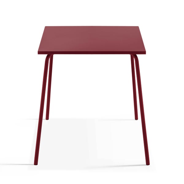 Quadratischer Gartentisch aus Metall in Rot mit schmalen Beinen.