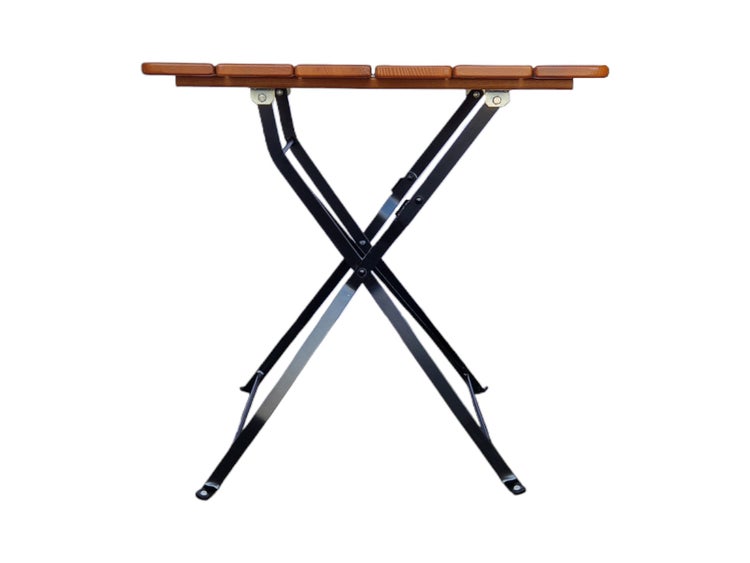Klappbarer Gartentisch mit Platte aus Holzlatten und schwarzem Metallgestell in X-Form.