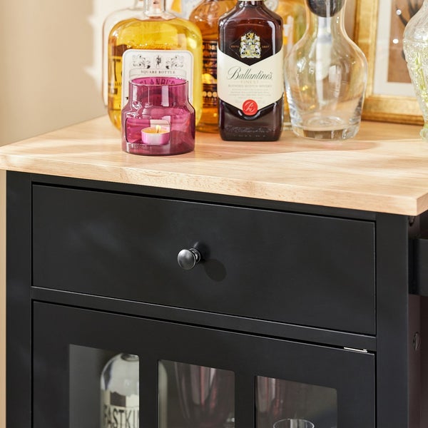 Detailansicht eines Servierwagens mit Schublade, Getränken und Gläsern