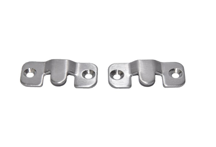Zwei Bettbeschläge aus Metall zum Einhängen von Bettrahmen.