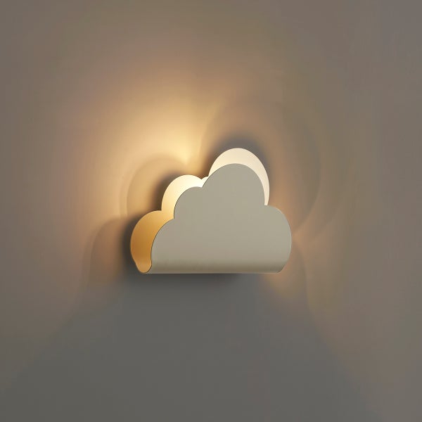 Wandleuchte in Wolkenform aus Metall mit indirekter Beleuchtung.