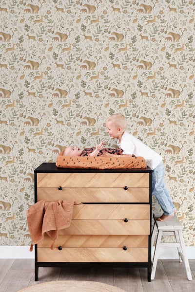 Kinderzimmer mit Wickelkommode, Hocker und Waldtiertapete