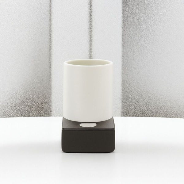 Keramikbecher auf schwarzem Sockel