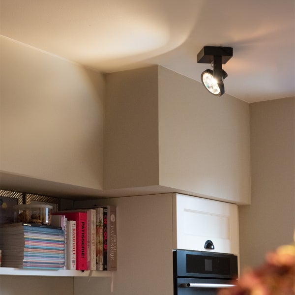 Schwarzer Deckenstrahler in einem Küchenbereich