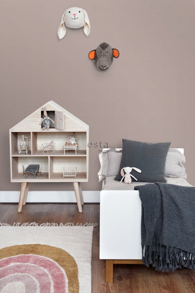 Kinderzimmer mit Puppenhaus, Stofftieren und Teppich