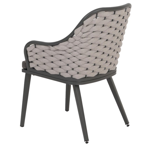 Gartensessel mit geflochtener Rückenlehne und Armlehnen