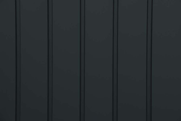 Detailansicht eines Metall-Gartenhauses mit Oberlicht-Fenster und Dachüberstand.