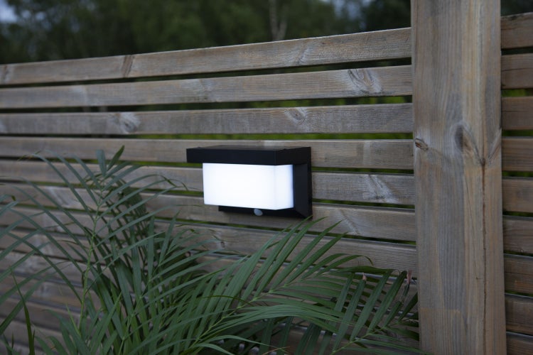 Dekorativer Schneemann mit Hut und Schal als Weihnachtsdekoration