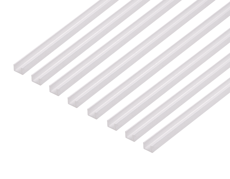 Mehrere Aluminium U-Profile als Set zur Verwendung bei Bau- und Montageprojekten.