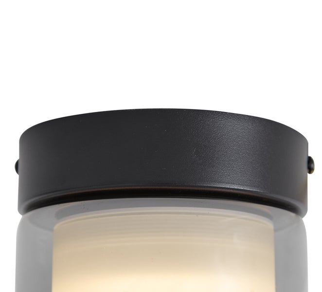 Nahaufnahme einer schwarzen Deckenleuchte oder Wandleuchte aus Metall mit Glasdiffusor.