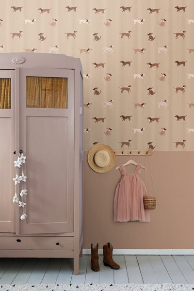 Kinderzimmer mit Kleiderschrank und Tapete mit Dackelmotiven