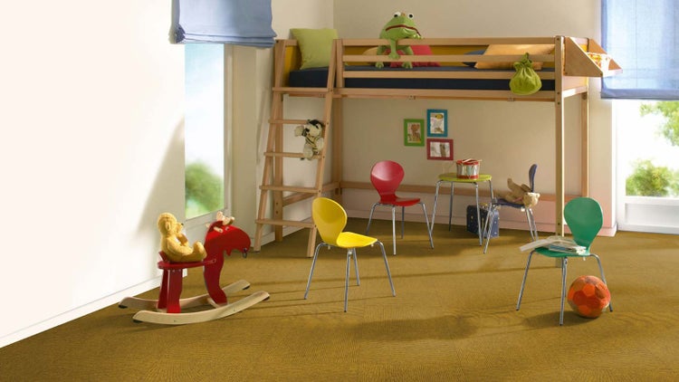 Helles und organisiertes Kinderzimmer mit einem Boden aus strukturierten Teppichfliesen, einem Hochbett aus Holz und verschiedenen Stühlen.