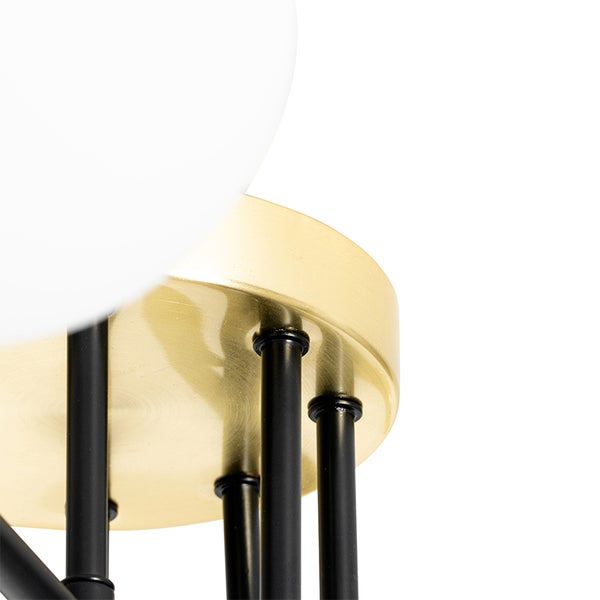 Detailaufnahme einer Deckenleuchte mit Kugel aus Glas und Metallelementen