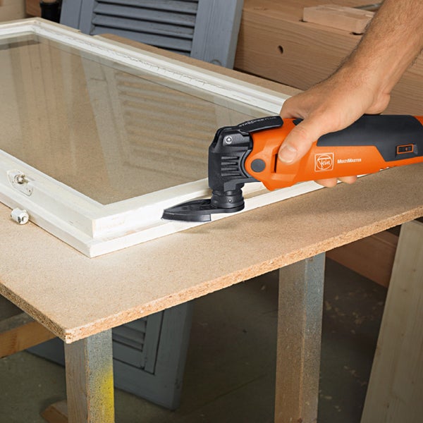 Fein Multimaster oszillierendes Elektrowerkzeug im Einsatz an einem Fensterrahmen.