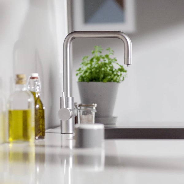 BRITA Küchenarmatur yource pro select (Edelstahl, rund) inkl. 1 x yource CO2-Zylinder und 1 x BRITA P 3000-S Filterkartusche – Küchenarmatur zum Filtern und Sprudeln von Wasser direkt aus der Leitung