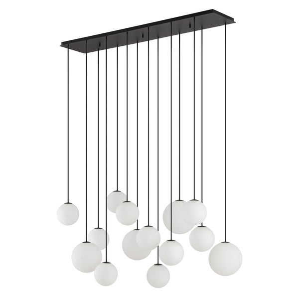 Moderne Pendelleuchte mit schwarzer rechteckiger Deckenplatte und weißen kugelförmigen Glasschirmen in unterschiedlichen Höhen.