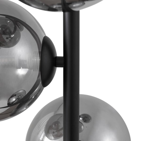 Detailaufnahme einer Leuchte mit Glaskugeln und einem schwarzen Gestell