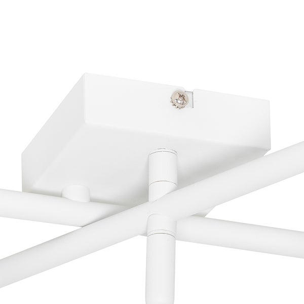 Detailansicht einer weißen Deckenleuchte mit rechteckiger Basis und mehreren Leuchtarmen