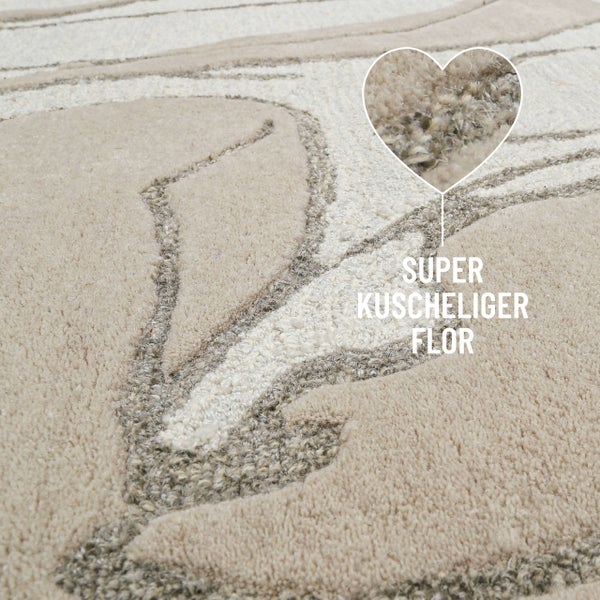 Nahaufnahme der weichen Flor-Oberfläche eines Teppichs mit abstraktem Muster und vergrößertem Detailausschnitt.