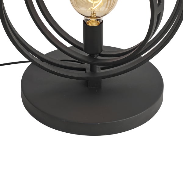 Tischleuchte aus schwarzem Metall mit rundem Standfuß, konzentrischen Ringen und Glühlampe.