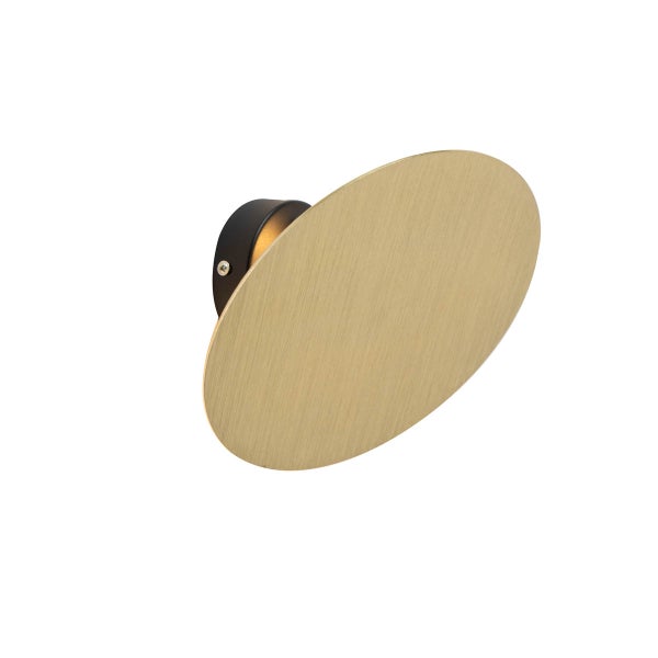 Runde Wandleuchte aus gebürstetem Metall in Goldoptik mit indirektem Licht und schwarzem Wandsockel.