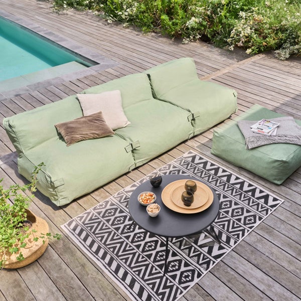 Grüner Outdoor Sitzsack mit Rückenlehne am Pool auf einer Holzterrasse.