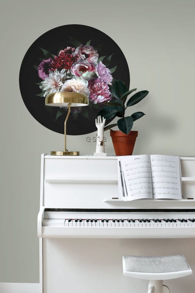 Wanddekoration mit Blumenmuster über einem Klavier mit Notenblatt