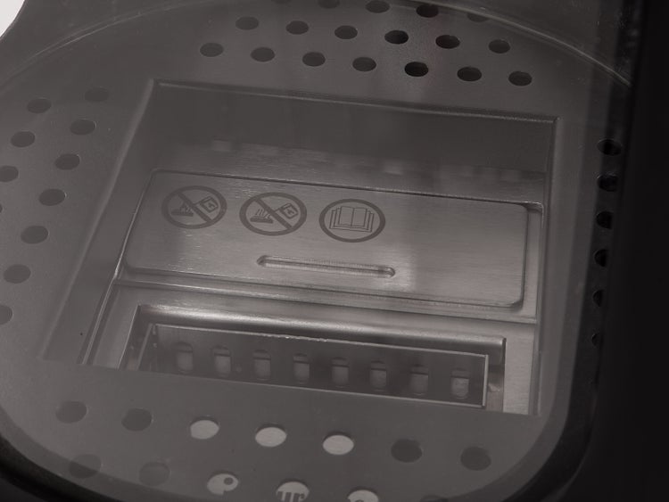 Innenansicht eines Aktenvernichters mit Sicherheitshinweisen