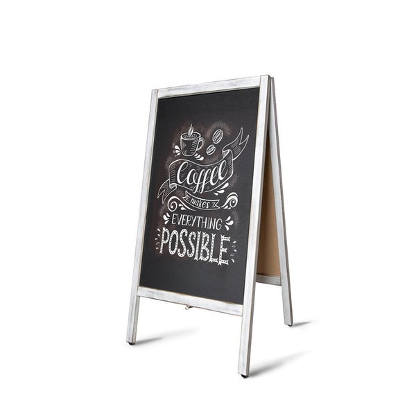 Aufsteller mit Kreidetafel und der Aufschrift: Kaffee macht alles möglich.