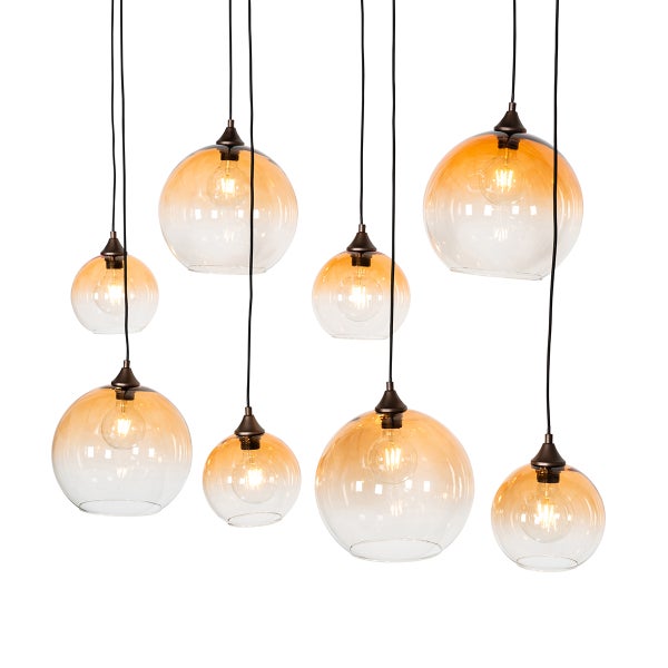 Hängeleuchte mit mehreren kugelförmigen Glasschirmen